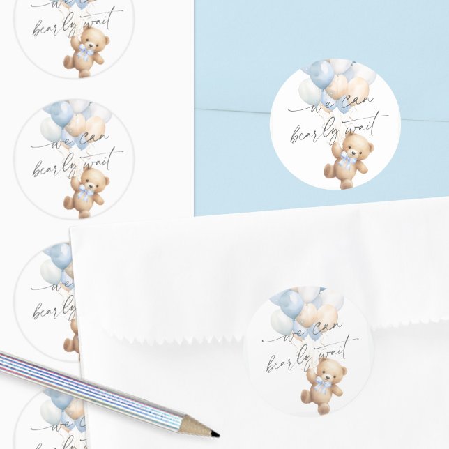 Adesivo Redondo Chá do bebê bebê esperançoso azul moderno (Blue We Can Bearly Wait, baby Boy Shower Envelope Seals.)