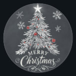 Adesivo Redondo Chalkboard Merry Christmas Tree Envelope Seal<br><div class="desc">Celebrar a época de Natal com um adesivo estilo 'Feliz Natal', lindo, ao estilo do quadro chalkboard, com uma festiva árvore de Natal enfeitada com ornamentos e flocos de neve. O efeito de giz branco desenhado à mão sobre o fundo escuro dá a ele um charme vintage, rústico perfeito para...</div>