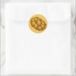 Adesivo Redondo Challah Bread Braided Loaf Jewish Holiday Hanukkah<br><div class="desc">Os adesivos apresentam uma ilustração original de um pão de chalá de pano fresco assado em fundo amarelo. Não vê o que está procurando? Precisa de ajuda para a personalização? Clique em "perguntar a este designer" para ter algo criado apenas para você.</div>