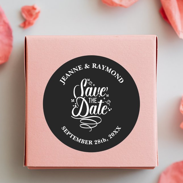 Adesivo Redondo Chamadas Românticas Caligrafia Preta Salvar a Data (Black save the date sticker brings graceful beauty to memorable wedding mail.)
