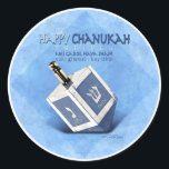 Adesivo Redondo Chanukah Dreidel<br><div class="desc">O topo giratório de uma criança, chamado sonho com letras hebraicas em todos os quatro lados, é mostrado nesta design, com as palavras "Happy Chanukah" - "Dreidel" e as palavras hebraicas, que traduziram significa "Um milagre excelente aconteceu aqui". Um lembrete das tradições judaicas de Chanucá do jogo de sonho e...</div>