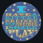 Adesivo Redondo Chanukah "Dreidel Play/Dourado,Blue" Stickers Roun<br><div class="desc">Chanukah/Hanukkah "Eu tenho um pequeno Dreidel agora Dreidel, vou tocar/Dourado, azul" Stickers redondos. Divirta-se usando esses adesivos como topos de bolo, fechos de saco ou qualquer coisa que apodreça suas festividades! O plano de fundo pode ser alterado escolhendo entre uma grande seleção de cores. Obrigados para parar e comprar! Seu...</div>
