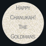 Adesivo Redondo Chanukah/Hanukkah "Dreidels/Stars"<br><div class="desc">Chanukah/Chanukkah "Dreidels and Stars" Mancham-se. Silver e Dourados "Dreidels and Stars" Divirtam-se usando estes adesivos como topos de bolo, etiquetas de presentes, fechos de malas ou o que quer que seja que enche suas festividades! Personalize eliminando "Feliz Chanukah Os Goldman" e adicionando suas próprias palavras, usando seu estilo de fonte,...</div>