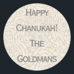 Adesivo Redondo Chanukah/Hanukkah "Dreidels/Stars"<br><div class="desc">Chanukah/Chanukkah "Dreidels and Stars" Mancham-se. Silver e Dourados "Dreidels and Stars" Divirtam-se usando estes adesivos como topos de bolo, etiquetas de presentes, fechos de malas ou o que quer que seja que enche suas festividades! Personalize eliminando "Feliz Chanukah Os Goldman" e adicionando suas próprias palavras, usando seu estilo de fonte,...</div>