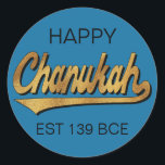 Adesivo Redondo Chanukah/Hanukkah Retro Stickers Round<br><div class="desc">Chanukah/Hanukkah Retro Stickers Round. "Retro Happy Chanukah EST 139 BCE" Divirta-se usando esses adesivos como topos de bolo, etiquetas de presentes, fechos de malas ou o que quer que seja que apodreça suas festividades! Personalize excluindo "Happy" e "EST 139 BCE" e adicionando suas próprias palavras, usando seu estilo de fonte,...</div>