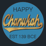 Adesivo Redondo Chanukah/Hanukkah Retro Stickers Round<br><div class="desc">Chanukah/Hanukkah Retro Stickers Round. "Retro Happy Chanukah EST 139 BCE" Divirta-se usando esses adesivos como topos de bolo, etiquetas de presentes, fechos de malas ou o que quer que seja que apodreça suas festividades! Personalize excluindo "Happy" e "EST 139 BCE" e adicionando suas próprias palavras, usando seu estilo de fonte,...</div>