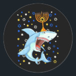 Adesivo Redondo Chanukah judeu Menorah Shark Engraçado Hanukkah<br><div class="desc">Chanukah judeu Menorah Shark Engraçado Hanukkah</div>