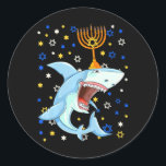 Adesivo Redondo Chanukah judeu Menorah Shark Engraçado Hanukkah<br><div class="desc">Chanukah judeu Menorah Shark Engraçado Hanukkah</div>