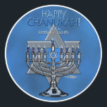 Adesivo Redondo Chanukah - Menora & estrela de David felizes<br><div class="desc">A iluminação dos candelabros, conhecida como o Hanukiyah ou o Menorah, é uma das tradições e das práticas que cercam a celebração de Hanukkah. Os símbolos judaicos comemoram a estação de Hanukkah neste design, com "festival de Chanukah feliz" das palavras - o "de luzes". A estrela de David azul refere...</div>