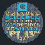 Adesivo Redondo Chanukah "O Dreidel Dreidel..." Autocolantes<br><div class="desc">Chanukah/Hanukkah "O Dreidel Dreidel Dreidel Now Dreidel Nós Vamos Jogar"/Dourado, Azul" Stickers Round. Divirta-se usando esses adesivos como topos de bolo, fechos de saco ou qualquer coisa que apodreça suas festividades! O plano de fundo pode ser alterado escolhendo entre uma grande seleção de cores. A camada de Glitter Dourada pode...</div>