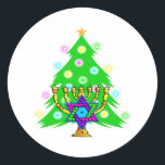 Adesivo Redondo Chanukkah e Cartão de Férias de Natal<br><div class="desc">Hanukkah e o Natal juntos são perfeitos para famílias de fé que celebram as duas festas. Apresentando uma menorah chanukah em frente a uma árvore de Natal,  mostrando o espírito dos feriados.</div>