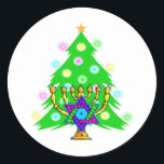 Adesivo Redondo Chanukkah e Natal<br><div class="desc">Apresentando uma menorah chanukah em frente a uma árvore de Natal, mostrando o espírito dos feriados.</div>