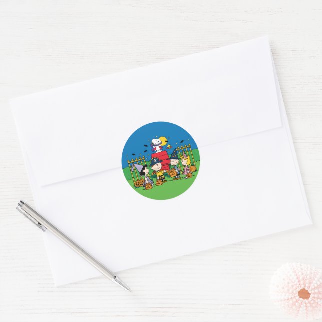 Adesivo Redondo Charlie Brown e Gang Halloween (Envelope)