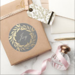 Adesivo Redondo Chic Script Joy Dourada Wreath Christmas Dark Cinz<br><div class="desc">Vestido de envelope festivo do Natal ou adesivo de presente com o texto 'Joy' na caligrafia manuscrita em forma de chico, em um fundo de cinza e um toque na moda de coroa dourada. Se precisar de ajuda ou produtos correspondentes, entre em contato conosco em happydolphinstudio.com. Desenvolvido exclusivamente para você...</div>