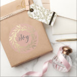 Adesivo Redondo Chic Script Joy Dourado Wreath Christmas Dusty Pin<br><div class="desc">Vestido de envelope festivo de Natal ou adesivo de presente com o texto 'Joy' na caligrafia manuscrita em chic, sobre fundo rosado empoeirado e um toque na moda de coroa dourada. Se precisar de ajuda ou produtos correspondentes, entre em contato conosco em happydolphinstudio.com. Desenvolvido exclusivamente para você pelo Happy Dolphin...</div>