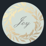 Adesivo Redondo Chic Script Joy Dourado Wreath Christmas Pastel Gr<br><div class="desc">Vestido de envelope festivo do Natal ou adesivo de presente com o texto "Joy" na caligrafia de guião em um fundo verde pastel e um toque de na moda de coroa dourada. Se precisar de ajuda ou produtos correspondentes, entre em contato conosco em happydolphinstudio.com. Desenvolvido exclusivamente para você pelo Happy...</div>