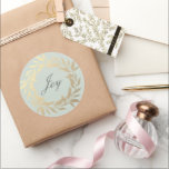 Adesivo Redondo Chic Script Joy Dourado Wreath Christmas Pastel Gr<br><div class="desc">Elegante selo festivo do envelope festivo do Natal ou adesivo de presente com o texto "Joy" na caligrafia manuscrita em chic num fundo verde pastel e um toque na moda de coroa dourada. Se precisar de ajuda ou produtos correspondentes, entre em contato conosco em happydolphinstudio.com. Desenvolvido exclusivamente para você pelo...</div>