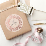 Adesivo Redondo Chic Script Joy Rosa Dourado Wreath Christmas Pink<br><div class="desc">Vedante envelope festivo de Natal com o texto "Joy" na caligrafia de guião em um fundo cor-de-pêssego rosa e um toque de na moda da coroa de ouro rosa. Se precisar de ajuda ou produtos correspondentes,  entre em contato conosco em happydolphinstudio.com. Desenvolvido exclusivamente para você pelo Happy Dolphin Studio.</div>
