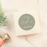 Adesivo Redondo Chic Script Merry Christmas Letting Green<br><div class="desc">Traga um toque de na moda para sua temporada de férias com esses adesivos! Apresentando "natal alegre" em letras elegantes de guião branca e seu nome familiar em tipografia ousada de sans serif branca, este adesivo é perfeito para adicionar um toque pessoal a presentes, envelopes ou cartões de natal. Use-o...</div>