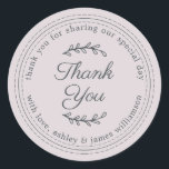 Adesivo Redondo Chic Script Roxo Pastel Rústico Agradecimento de C<br><div class="desc">Adesivo de agradecimento de casamento rústico e moderno com caligrafia de roteiro chic off-black e tipografia moderna em um fundo roxo pastel. Simplesmente adicione sua mensagem pessoal e nomes. Ótimo para sacolas de presentes para convidados do seu casamento ou como selo de envelope de agradecimento de casamento. Exclusivamente projetado para...</div>