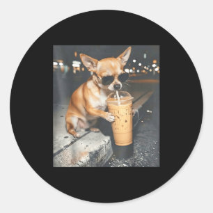 Adesivo Redondo Chihuahua bebendo café gelado meme engraçado de an