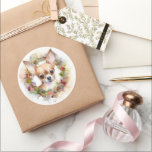 Adesivo Redondo Chihuahua Christmas Wreath Festivo Pup<br><div class="desc">Procurando o presente de Natal perfeito para seu amigo peludo? Nosso presente de Natal é o que você precisa! Com um tema de Natal encantador, é o presente ideal para o seu querido animal de estimação. Quer você seja uma mãe de cachorro, pai de cachorro, ou simplesmente um amante de...</div>
