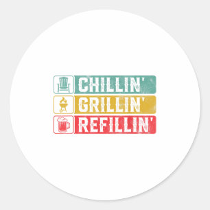 Adesivo Redondo Chillin Grillin Refillin Churrasco Pit Carne Fuman