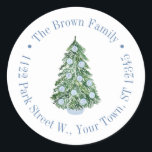 Adesivo Redondo Chinoiserie Blue White Christmas Return Endereço<br><div class="desc">Esta design flexível apresenta uma árvore de Natal decorada com ornamentos de jarro de gengibre azul e branco, com borda circular de texto. Mostrado aqui para uma etiqueta de endereço de retorno, mas todos os campos de texto são flexíveis para suas necessidades. Por exemplo, pode ser um obrigado que você...</div>