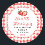 Adesivo Redondo Chocolate Covered Strawberries Label<br><div class="desc">A romantic chocolate covered strawberries label featuring a soft strawberry design within a delicate lace-style frame. The red gingham background adds a sweet, homemade touch with a classic feel. Perfect for packaging chocolate dipped strawberries for gifting or special occasions. Add your name and year for a personal finishing detail. Ideal...</div>