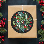 Adesivo Redondo CHRISTMAS Berries Greeneray Foliday Black<br><div class="desc">A palavra NATAL encontra-se entre folhas e bagas,  sobre fundo preto (ou qualquer cor) nestes autocolantes redondos,  elegantes para selos de envelopes,  favoritos para festas ou qualquer ocasião de Natal de férias. CORRESPONDENDO a itens na nossa loja.</div>