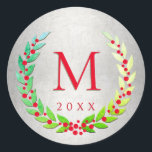 Adesivo Redondo Christmas Laurel Wreath Berries Monogrammed<br><div class="desc">Feche os cartões de Natal com este adesivo festivo. Este design apresenta um fundo falso prateado com uma coroa laranja em tons de verde com bagas vermelhas. No centro está o seu monograma inicial e o ano para você personalizar. Concebido pelo artista mundialmente famoso ©Tim Coffey.</div>