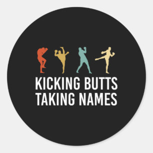 Adesivo Redondo Chutando Traseiros Tomando Nomes Kickboxing Kickbo