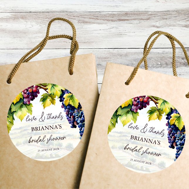 Adesivo Redondo Chuva de noiva de verão em adega de vinhedo impres (Vineyard winery summer bridal shower thank you favor printed sticker grapes wine bridal shower favor)
