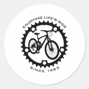 Adesivo Redondo Ciclista de montanha de 41 anos andando de bicicle