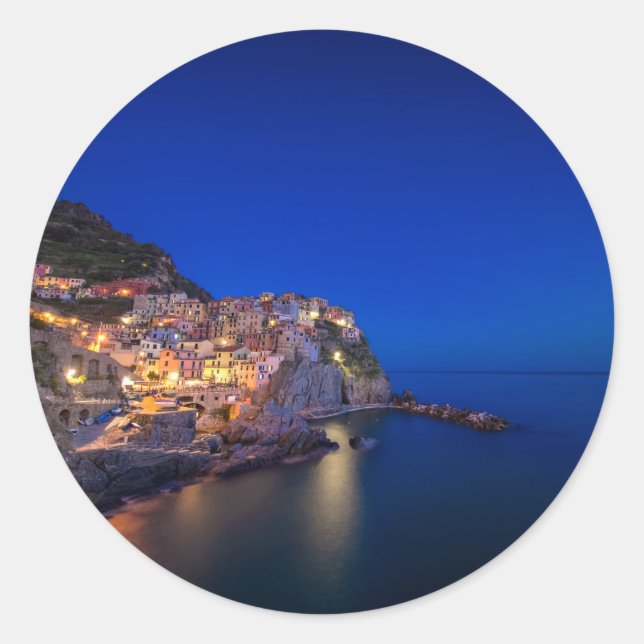Adesivo Redondo Cidade de Manarola no Cinque Terre à noite (Frente)