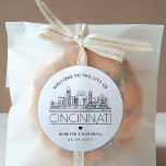 Adesivo Redondo Cincinnati Skyline | Mensagem de boas-vindas do ca<br><div class="desc">Melhore seus pacotes de boas-vindas do casamento ou favoritos para festas de eventos com um conjunto personalizado de adesivos de boas-vindas! Estes elegantes e mínimos autocolantes são adaptados para um casamento que acontece na bela cidade de Cincinnati. Eles apresentam um horizonte moderno de deco com o nome da cidade integrada...</div>