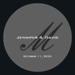 Adesivo Redondo Cinza Clássica De Casamento De Monograma<br><div class="desc">Você pode mudar facilmente as fontes e as cores. Você também pode adicionar seu logotipo e a imagem de fundo conforme desejar.</div>