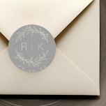 Adesivo Redondo Cinza Linha Arte Botânica Monograma de Casamento<br><div class="desc">Vinhetas de monograma feitas por medida personalizada,  com elegante coroa botânica branca,  desenhada à mão,  com as iniciais do casal e a data do casamento em fundo de cinza. Perfeito para o casamento,  guarde as datas,  os envelopes,  as embalagens de casamento e muito mais.</div>