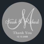 Adesivo Redondo Cinza Obrigado Monograma de Casamento<br><div class="desc">Vinhetas iniciais com noiva e nome noivo, data de casamento e obrigado mensagem para expressar sua gratidão no dia do seu casamento ou em qualquer ocasião especial. Este adesivo de casamento monograma está na cor da cinza. Mais cores estão disponíveis para sua escolha. Você também pode personalizar a cor e...</div>