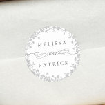 Adesivo Redondo Cinzas de Casamento Silhouette Silhouette e Branco<br><div class="desc">Este elegante adesivo de casamento apresenta a silhueta de flores silvestres como uma coroa com os seus nomes. Para uma personalização mais avançada deste design,  clique no BOTÃO FERRAMENTA DESIGN AZUL acima! Itens correspondentes também estão disponíveis.</div>