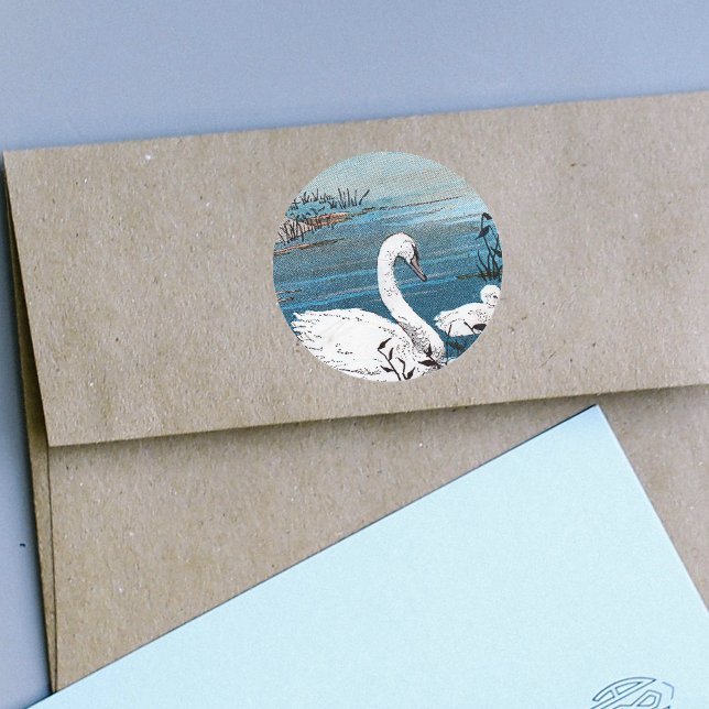 Adesivo Redondo Cisne Branco Elegante Com Bebê (Beautiful white swan with baby in blue lake on round stickers.)