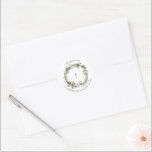 Adesivo Redondo Classe de Monograma de Farmhouse Christmas Greener<br><div class="desc">Apresentando nosso palito de natal Greenery Wreath Monograma Clássico! Este adesivo elegante é perfeito para adicionar um toque de verde botânico de inverno a qualquer superfície. Este adesivo é acentuado com um monograma preto e rodeado por uma coroa verde e branca. O adesivo pode ser personalizado com seu nome inicial,...</div>