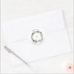 Adesivo Redondo Classe de Monograma de Farmhouse Christmas Greener<br><div class="desc">Apresentando nosso palito de natal Greenery Wreath Monograma Clássico! Este adesivo elegante é perfeito para adicionar um toque de verde botânico de inverno a qualquer superfície. Este adesivo é acentuado com um monograma preto e rodeado por uma coroa verde e branca. O adesivo pode ser personalizado com seu nome inicial,...</div>