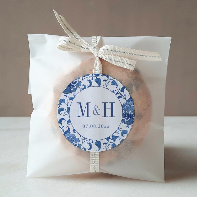 Adesivo Redondo Clássica Chinoiserie Monograma, Favor de Casamento (Elegant hand painted blue and white chinoiserie print background monogram wedding favor stickers)