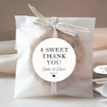 Adesivo Redondo Clássico A Doce Obrigado Nome de Casamento Cardíac<br><div class="desc">Um Clássico Negro Obrigado Vestido de Casamento com "Um doce obrigado" em uma fonte elegante moderna clássica. Você pode personalizá-lo facilmente com seus nomes e data de casamento.</div>