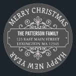 Adesivo Redondo Clássico Chalkboard Merry Christmas Label<br><div class="desc">Um alternativo bonito para uma etiqueta de endereço comum, esta versátil etiqueta de "Feliz Natal" e "Feliz ano novo" do círculo de férias ficará encantadora em todos os seus cartões de Natal e saudações. Com a borda de rolagem do rico ao redor do seu nome e endereço, esta etiqueta pareceria...</div>