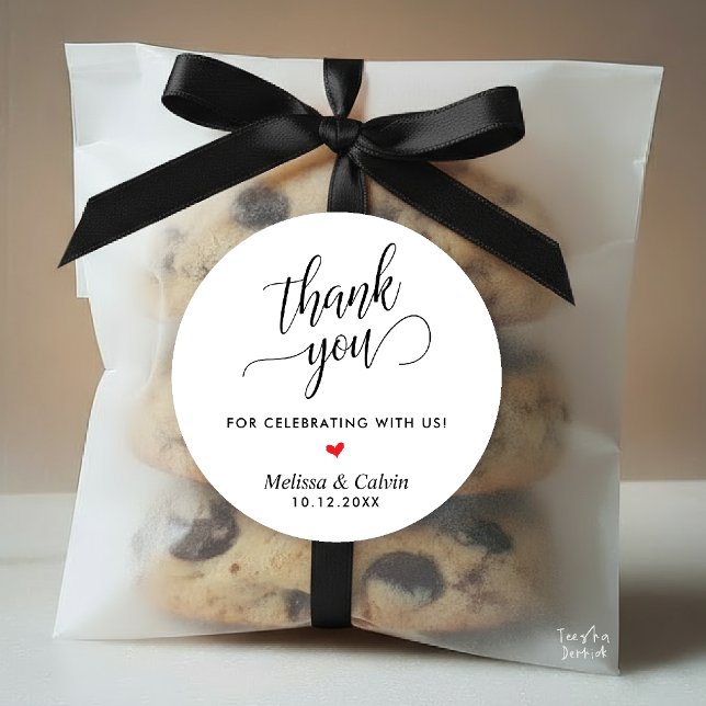 Adesivo Redondo Clássico do Casamento Moderno Obrigado Presentes (Modern Wedding Classy Thank You Gifts Classic Round Sticker in black and white, little red heart)