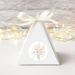 Adesivo Redondo Clássico Floral Aquarela Rústica<br><div class="desc">Este adesivo é simplesmente elegância rústica com uma tipografia simples, porém bonita, em um fundo branco fresco e uma peônia translúcida. Neutro e sofisticado. Perfeito para qualquer tema de casamento. Simplicidade no seu melhor. Elegância pura. Eu aproveitei criar este design para o seu dia especial. 100% de satisfação do cliente...</div>