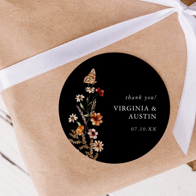 Adesivo Redondo Clássico Floral Boho Preto (Black Boho Floral Classic Round Sticker with Butterfly by Painted Paperie
)