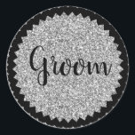 Adesivo Redondo Clássico Prata Brilhante do Noivo<br><div class="desc">Adquira estes adesivos do noivo para adornar os brindes da sua festa para todos os padrinhos e damas de honra e convidados de casamento favoritos.
NOTA a imagem brilhante é uma imagem impressa</div>